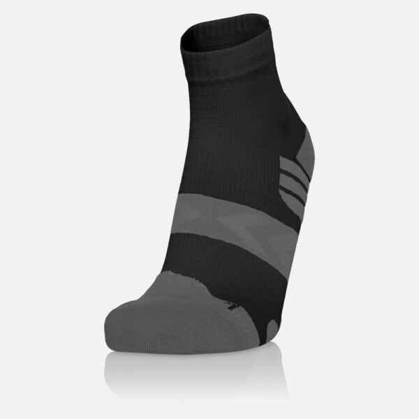 Macron Exert low socks kleuren zwart en wit